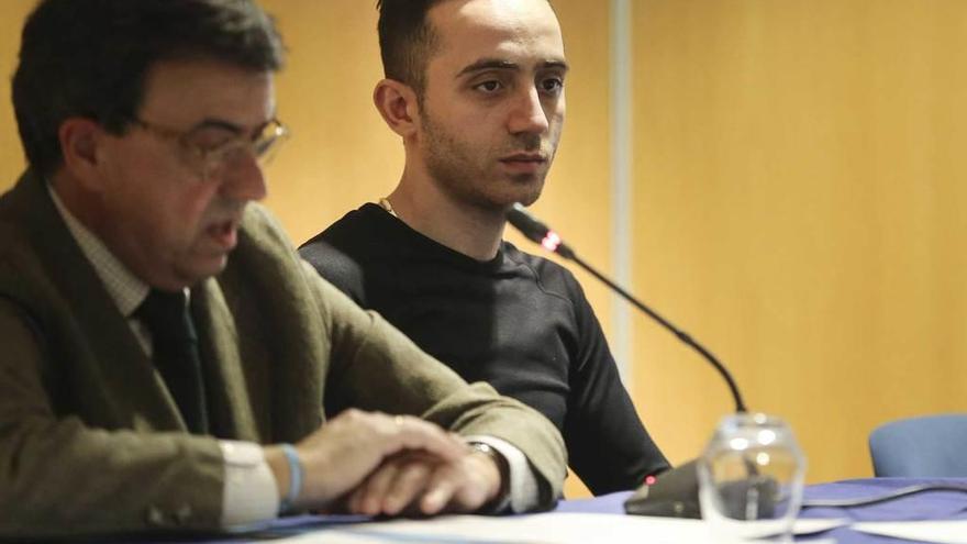 Luis Antuña, delegado de comunicación de la Red Ignaciana en Asturias y moderador de la mesa redonda, con Adel Aecha, ayer, en el Auditorio.