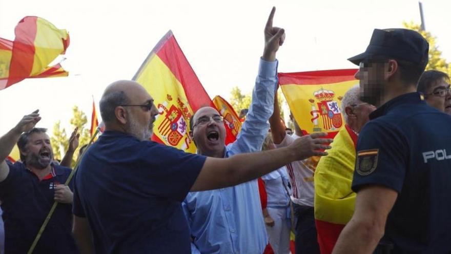 Los ultras bloquean la Asamblea de Podemos en Zaragoza y agreden a la presidenta de las Cortes de Aragón