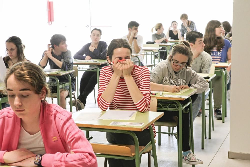 Alumnos se examinan de la PAU en Gijón