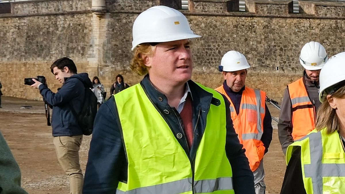 Ignacio Gragera, alcalde de Badajoz, durante una visita al corredor verde de la calle Stadium.