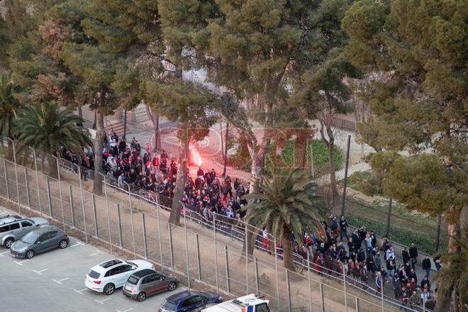 Aficionados del Olympique Lyon en los accesos del Camp Nou en Barcelona esperando para pasar los controles de seguridad horas antes del partido de vuelta de octavos de final de la Liga de Campeones donde los franceses se enfrentarán al FC Barcelona.