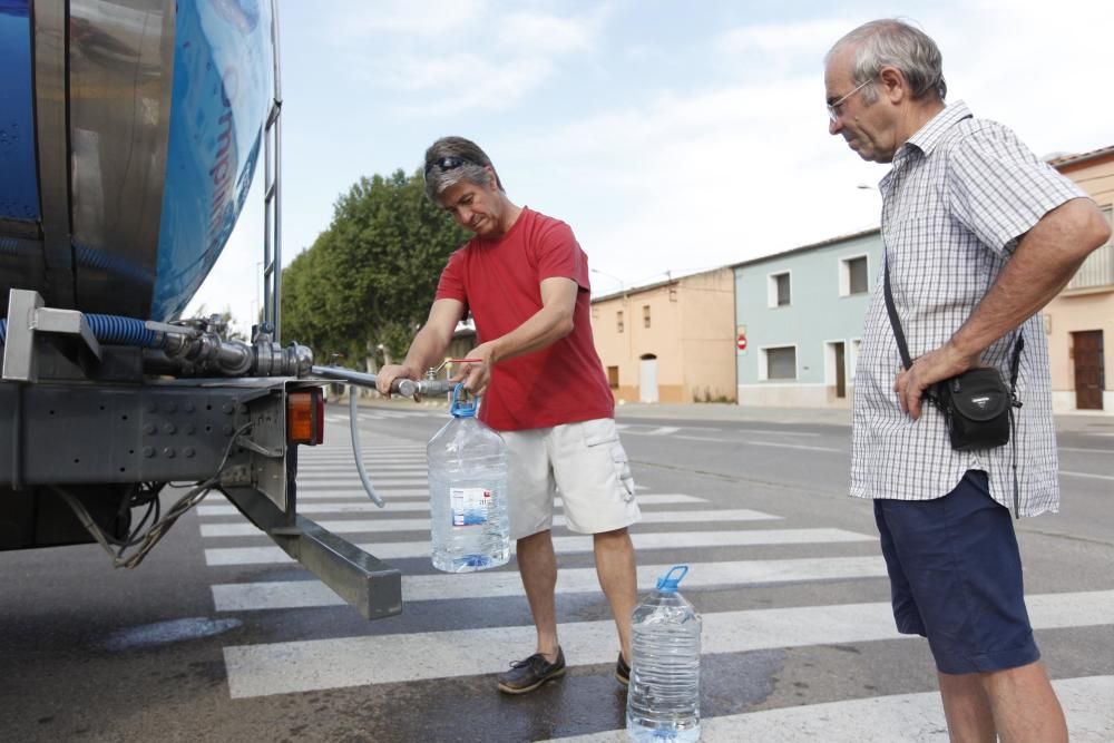 La Bisbal comença a repartir aigua potable amb un camió cisterna