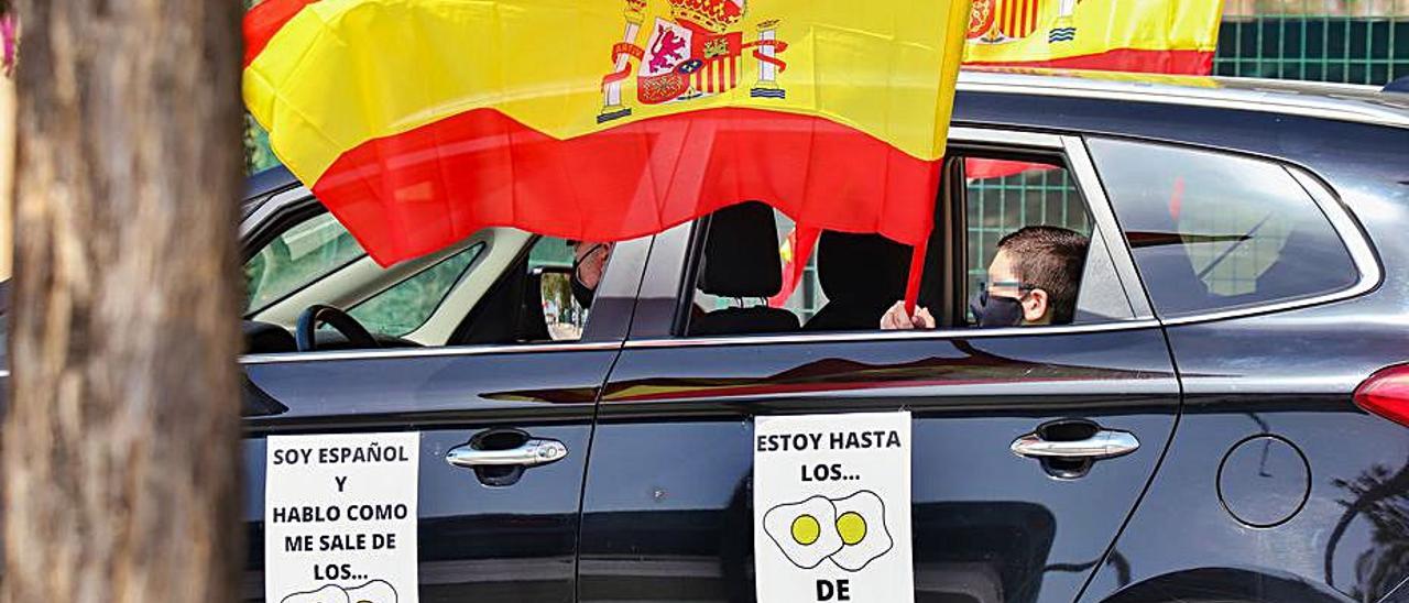 Protesta en contra del valenciano en Pilar de la Horadada. | TONY SEVILLA