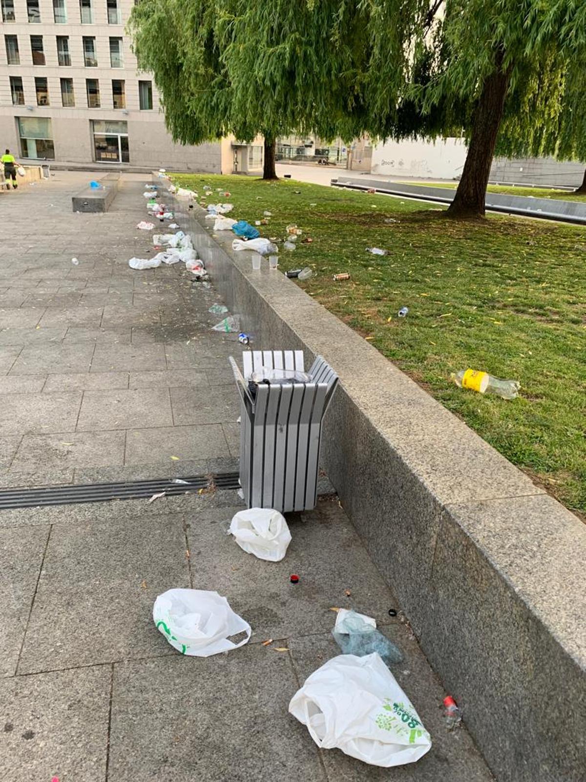 Basura esta mañana en la Praza da Estrela