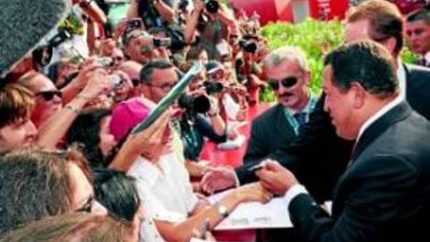 Hugo Chávez acapara los focos en la alfombra roja de Venecia