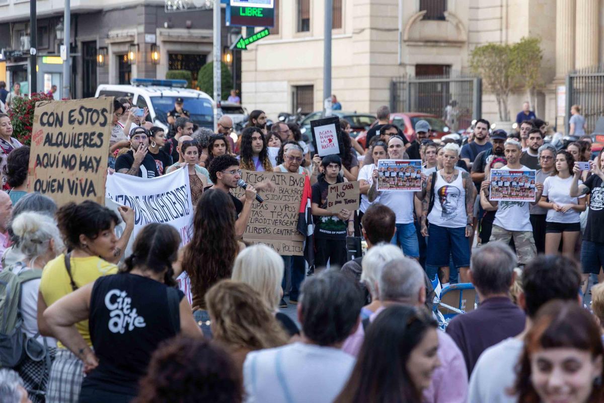 El desahucio de Maricarmen provoca una segunda protesta por el derecho a la vivienda en Alicante