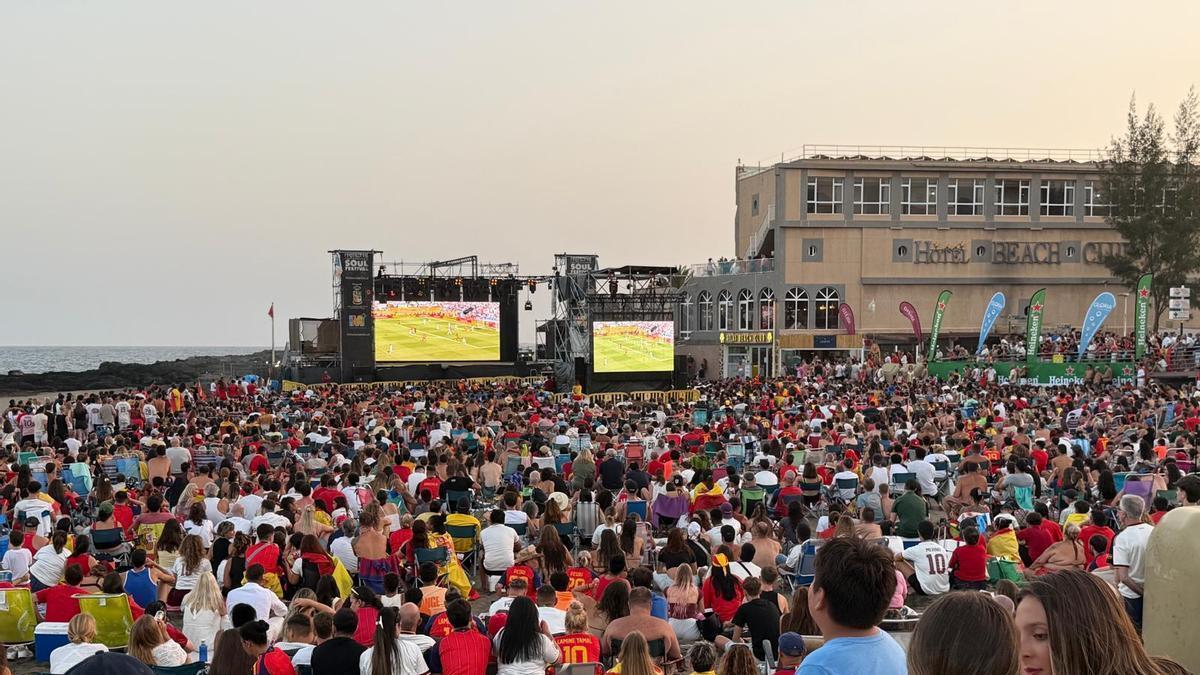 Gran Canaria vive la final del Mundial desde la arena: San Agustín reúne a cientos de aficionados para ver ganar a España