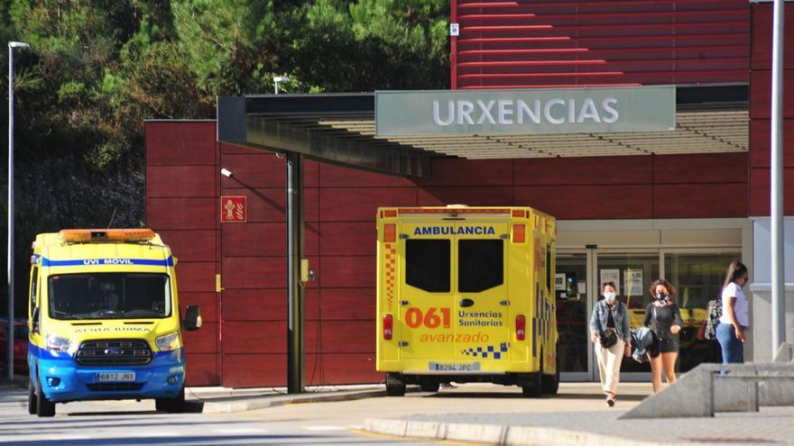 Ambulancias del 061, estacionadas en el Hospital do Salnés.   | // IÑAKI ABELLA