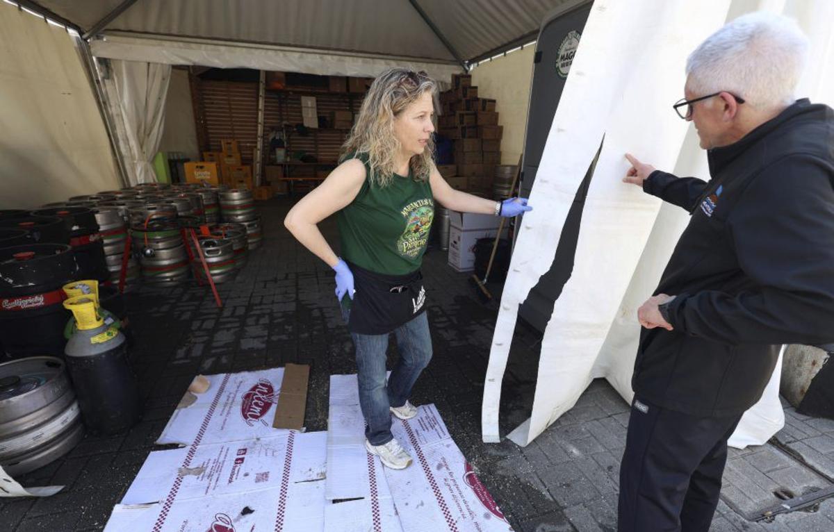 La lona rajada por la que entraron los ladrones.