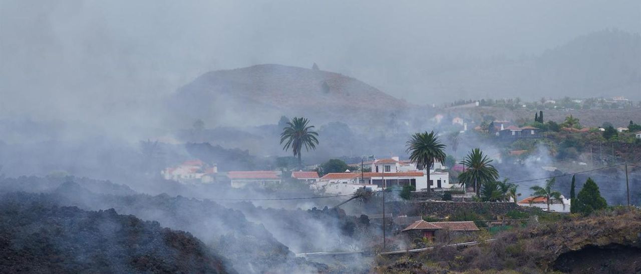 Viviendas afectadas por la erupción del volcán en La Palma.