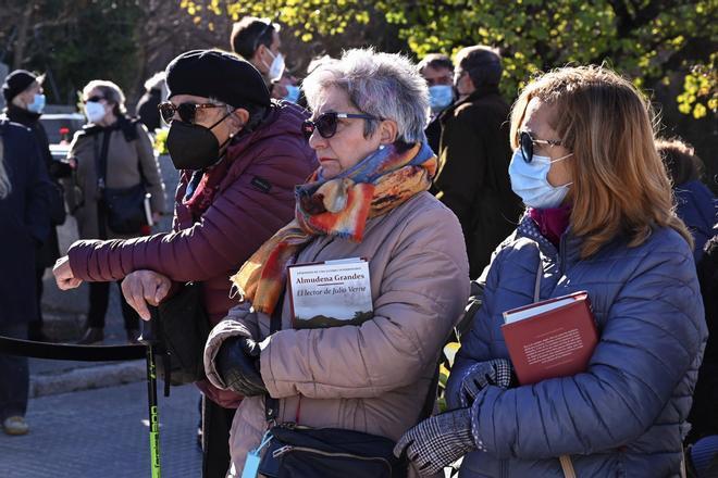 Familiares, amigos y lectores dan el último adiós a Almudena Grandes