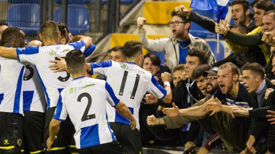 Celebración del 2-0 ante el Ejea