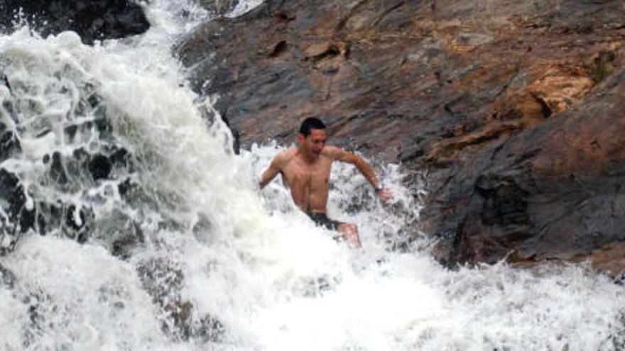 Tovar: &quot;Duchas en el rio de Gran Canaria&quot;. Imagen enviada por el lector Tomás Tovar Trejo de la Presa de Soria.