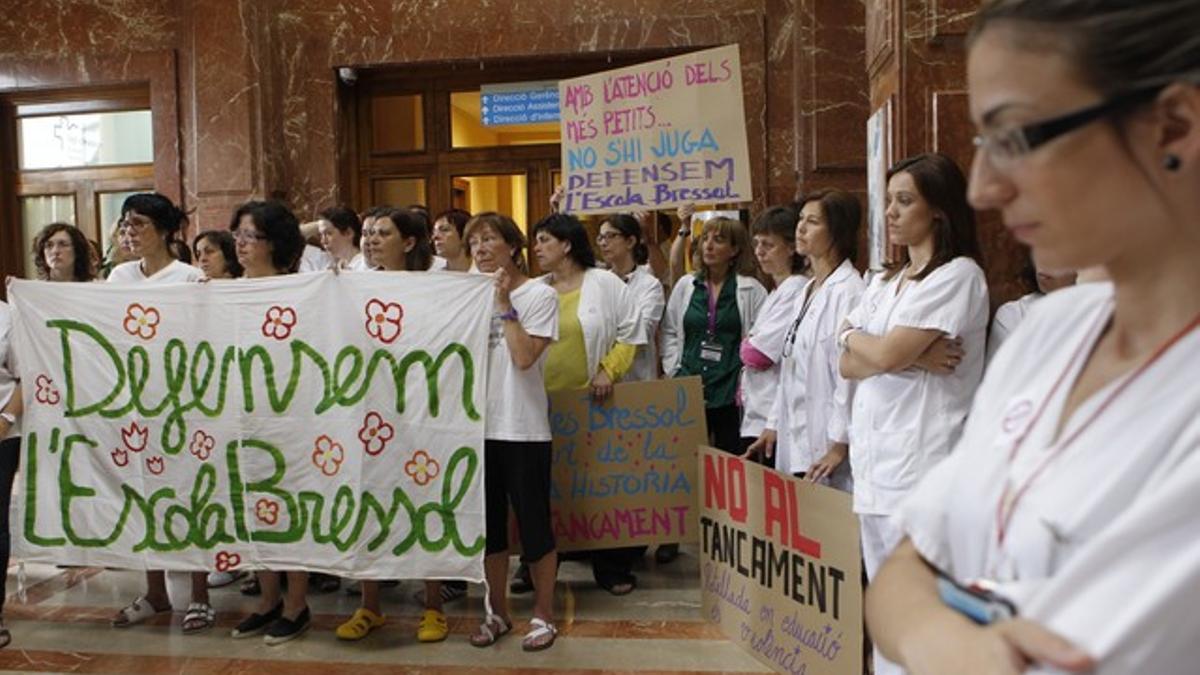 Concentración de trabajadores del Hospital del Vall d'Hebron en protesta por el cierre de la guarderia.