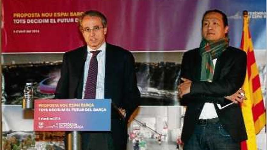Javier Faus, amb Dídac Lee al costat, durant la seva exposició davant dels socis ahir a Lloret.