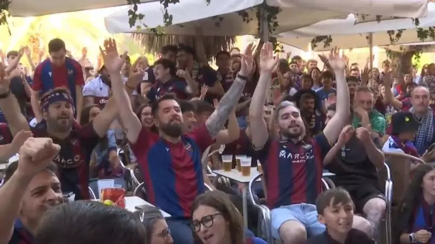 Miles de hinchas celebran el ascenso del Levante