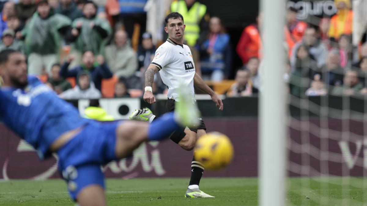 Hugo Duro en el gol de la victoria del Valencia frente al Getafe.