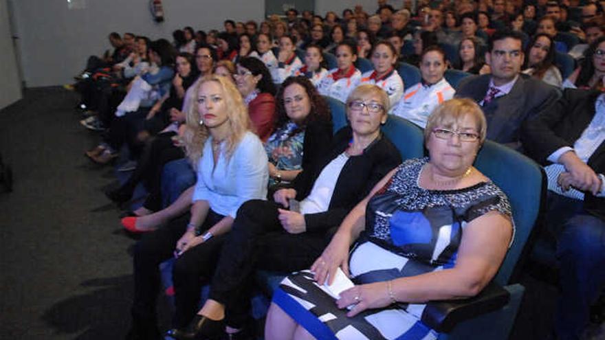 Las tres mujeres taxistas y jugadoras del Rocasa, ayer, antes del comienzo del acto institucional.