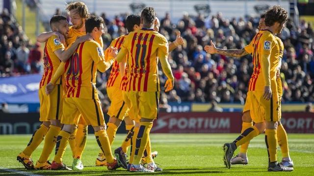 Los jugadores del Barça, con la equipación de la senyera, celebran el gol de David Navarro (Levante) en propia puerta.