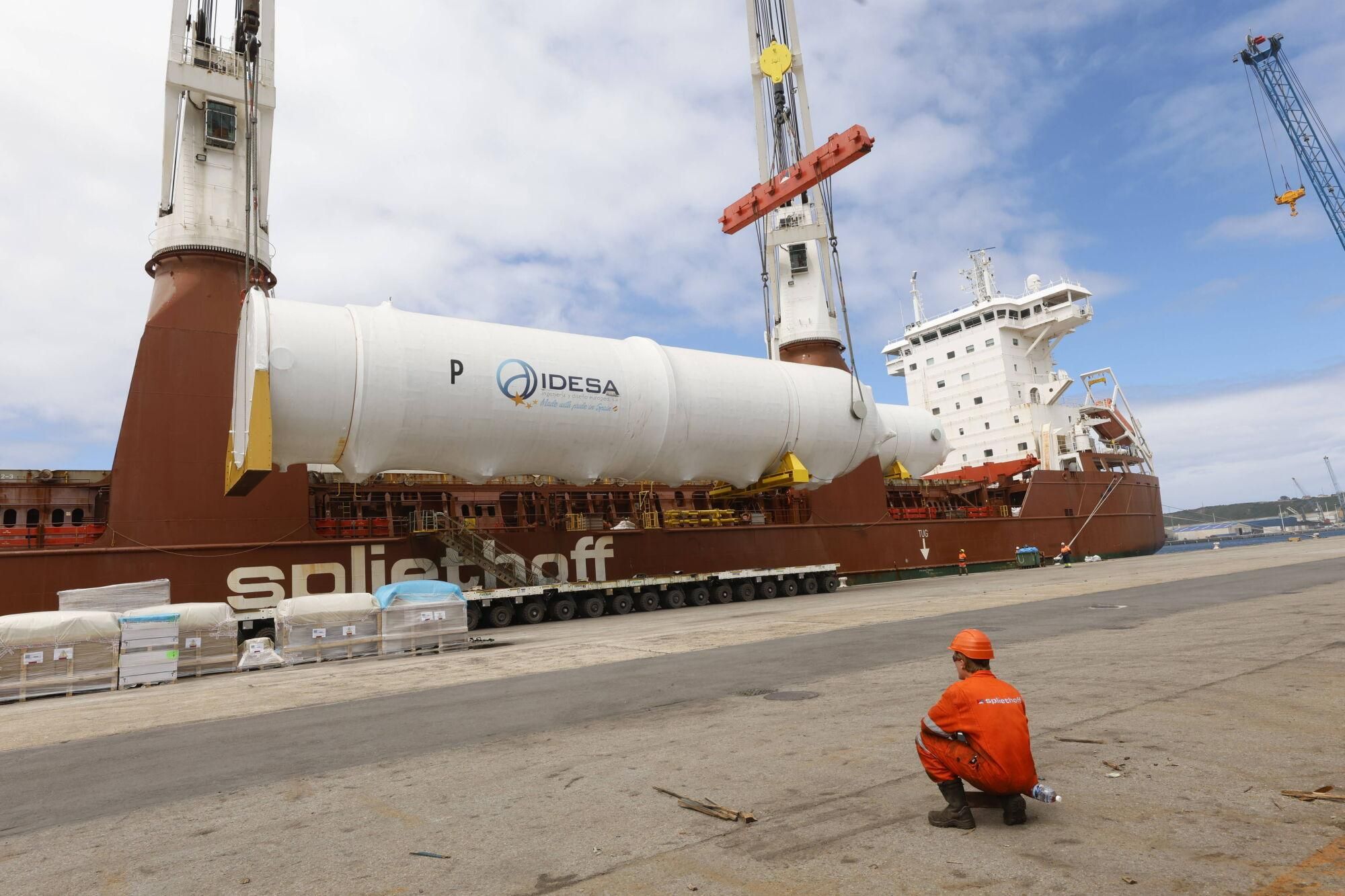 En imágenes: Así fue la carga en el Puerto de Avilés de nueve colosales depósitos de CO2 fabricados por Idesa
