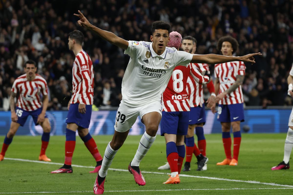 El delantero del Real Madrid Álvaro Rodríguez celebra su gol durante el partido de la jornada 23 de LaLiga que enfrentó al Real Madrid y al Atlético de Madrid en el estadio Santiago Bernabéu, en Madrid. EFE/ Juanjo Martín