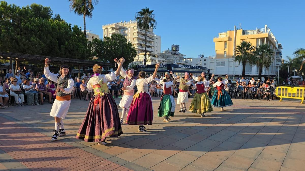 Una actuación de danzas populares valencianas en el paseo del puerto.