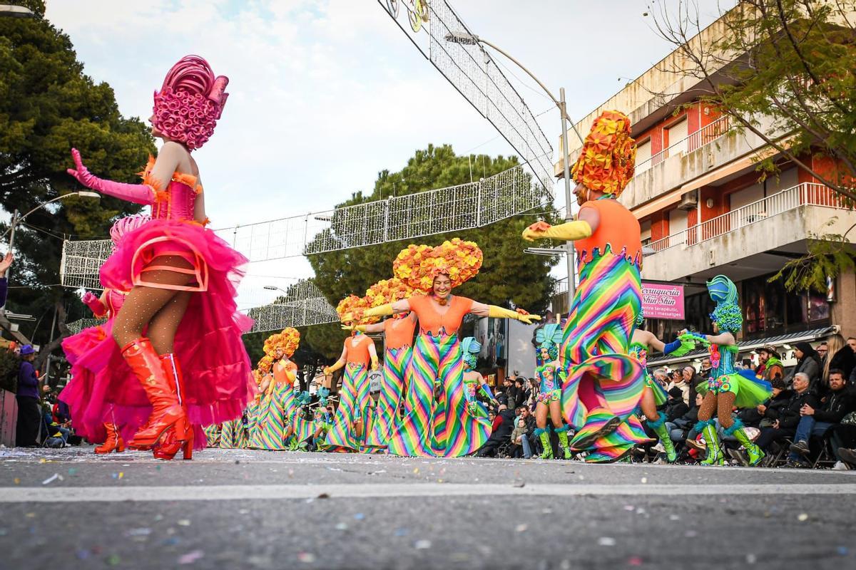 Protecció Civil ha aprovat el PAU de la Gran Rua de Carrosses i Comparses del Carnaval 2026 de Platja d'Aro, en una imatge de l'esdeveniment d'enguany.