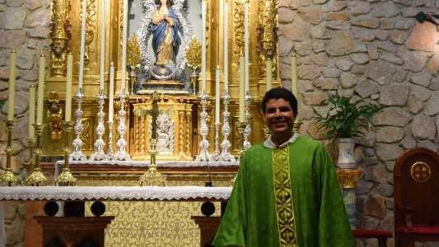 El padre méxicano Emerson Cárdenas tras oficiar una eucaristía en la parroquia del Arroyo de la Miel.