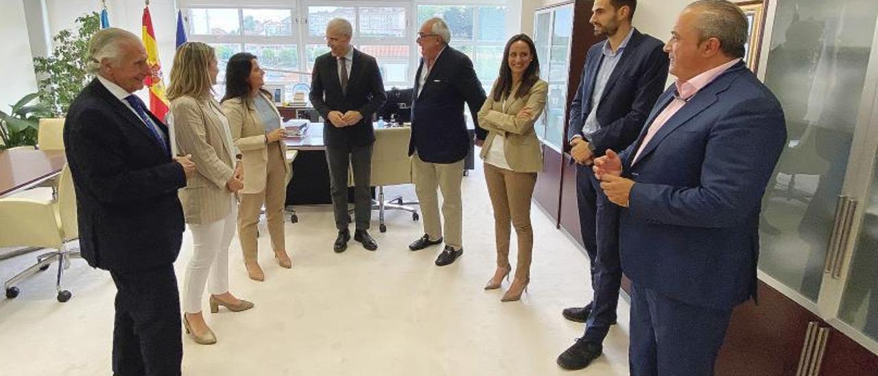 Reunión de Francisco Conde con miembros de la empresa.