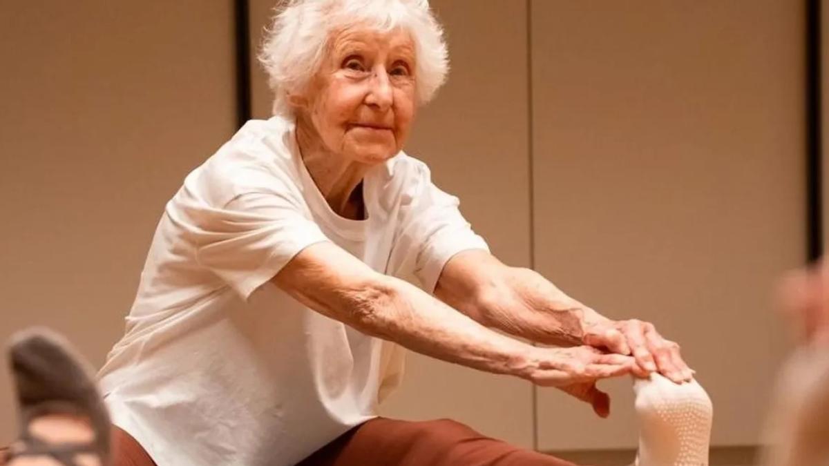 Charlotte Chopin enseñando yoga a sus 102 años