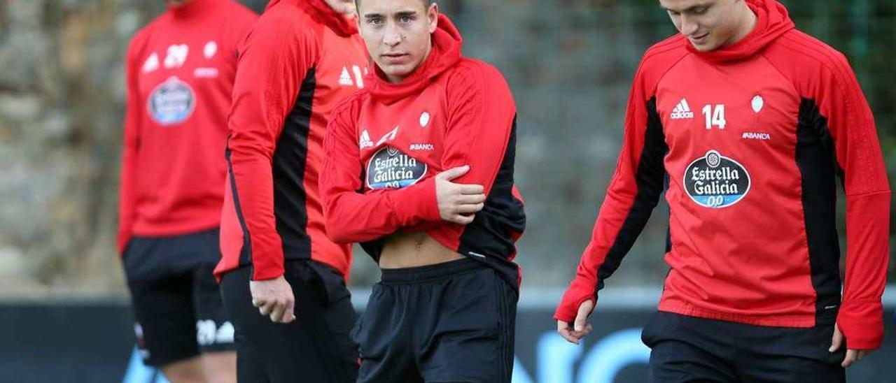 Emre Mor, junto a Stanislav Lobotka y Wass, ayer, al iniciar el entrenamiento en A Madroa. // Marta G. Brea