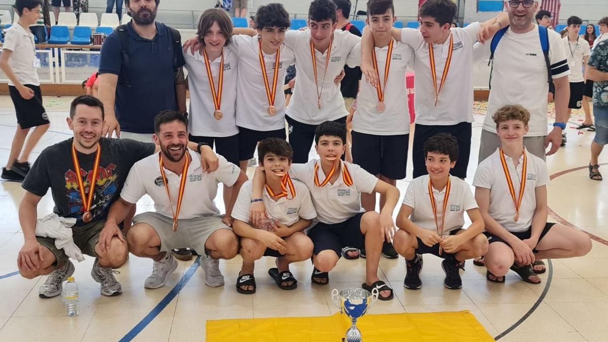 El equipo infantil del Compañía de María posa con las medallas de bronce del Nacional. |  // LA OPINIÓN