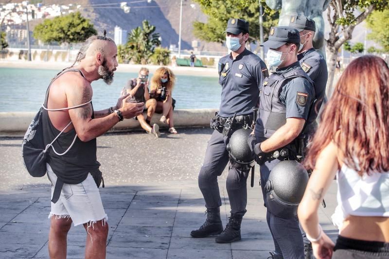 Concentración contra las mascarillas y las vacunas Santa Cruz de Tenerife  | 16/08/2020  | 16/08/2020 | Fotógrafo: María Pisaca Gámez