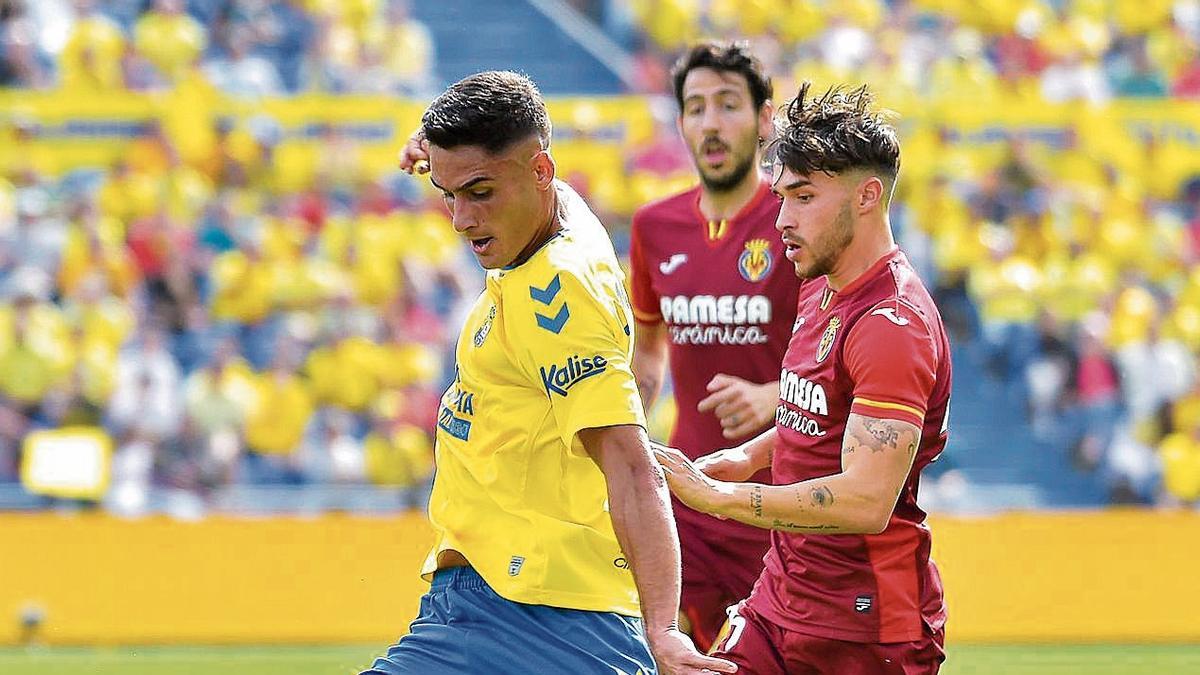 Sergi Cardona, lateral izquierdo de la UD, se apresta a disparar en el duelo del sábado ante el Villarreal.