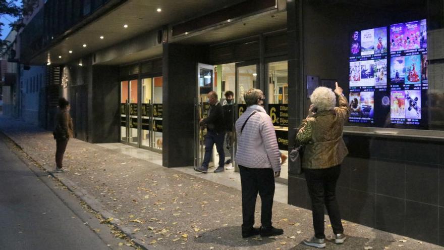 Pla mitjà de l&#039;exterior dels cines Albèniz de Girona amb espectadors a punt d&#039;entrar aquest diumenge 25 d&#039;octubre de 2020