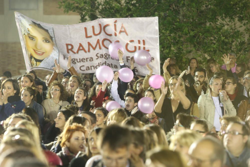 Las candidatas a Bellea del Foc lucen en la Gala del Puerto con el apoyo de familiares y comisionados