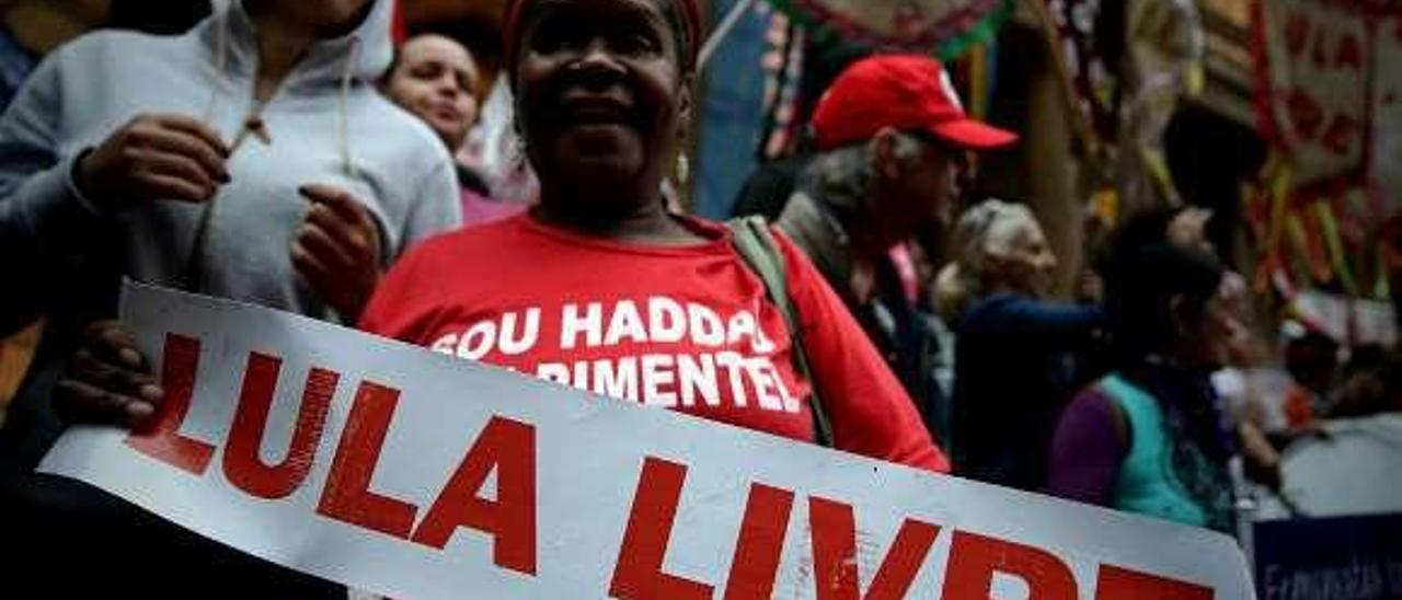 Una mujer reclama la libertad de Lula en un acto del PT. // Efe