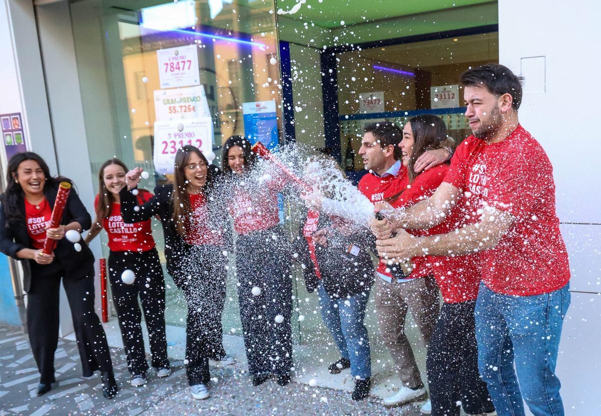 Así han celebrado el tercero, un cuarto y dos quintos caen en Loterías Castillo en Alaquàs
