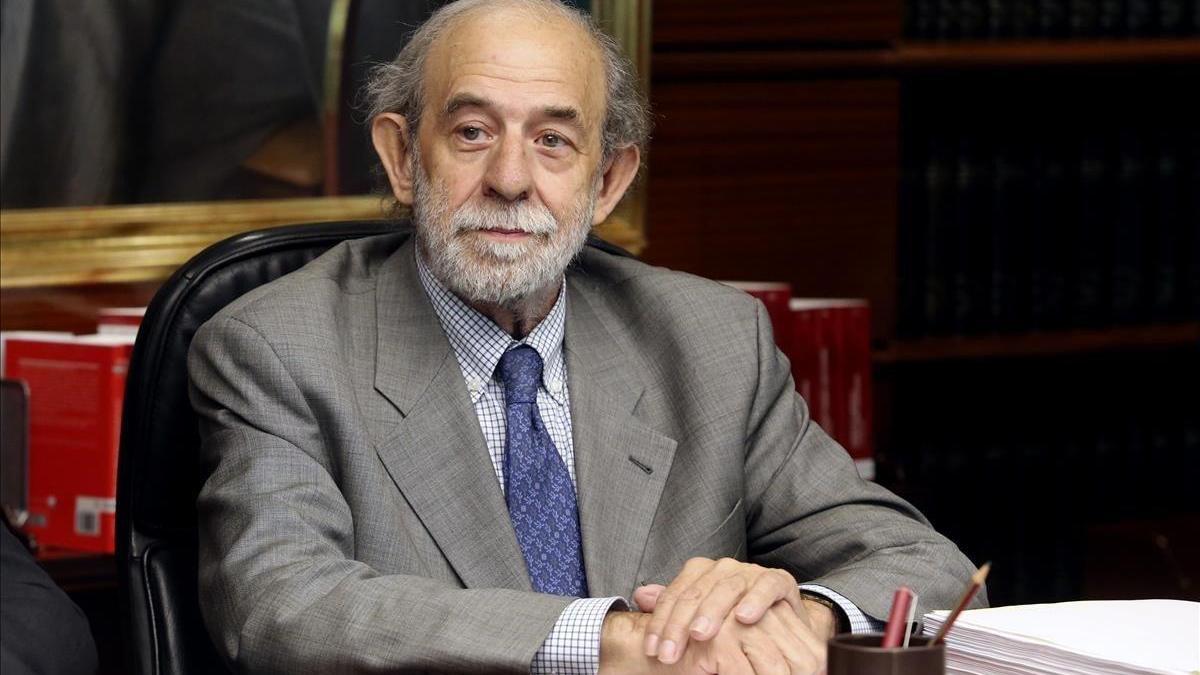 Fernando Valdés renuncia como magistrado del Constitucional