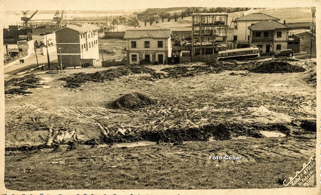 Portuarios, detras lo que hoy es el Tanatorio y el Hospital de Jove, a la izquierda la Maritima del Musel. 1964.jpg