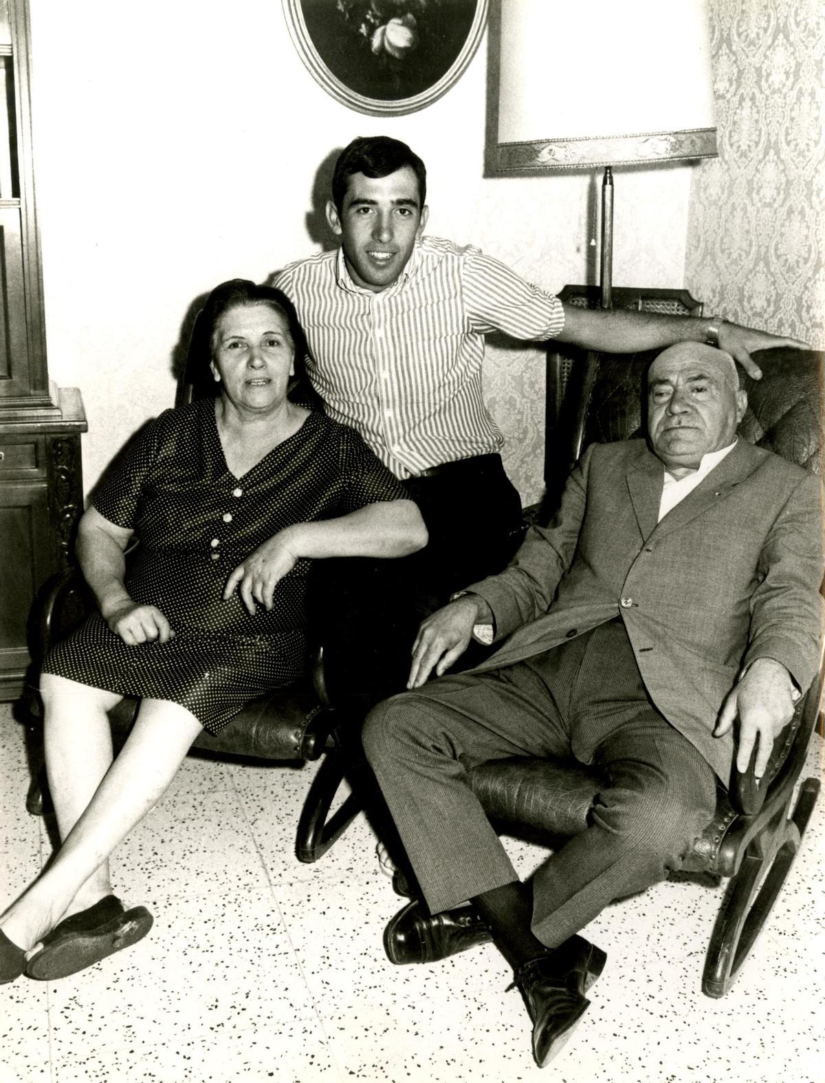 Asensi, en una imagen familiar, con sus padres