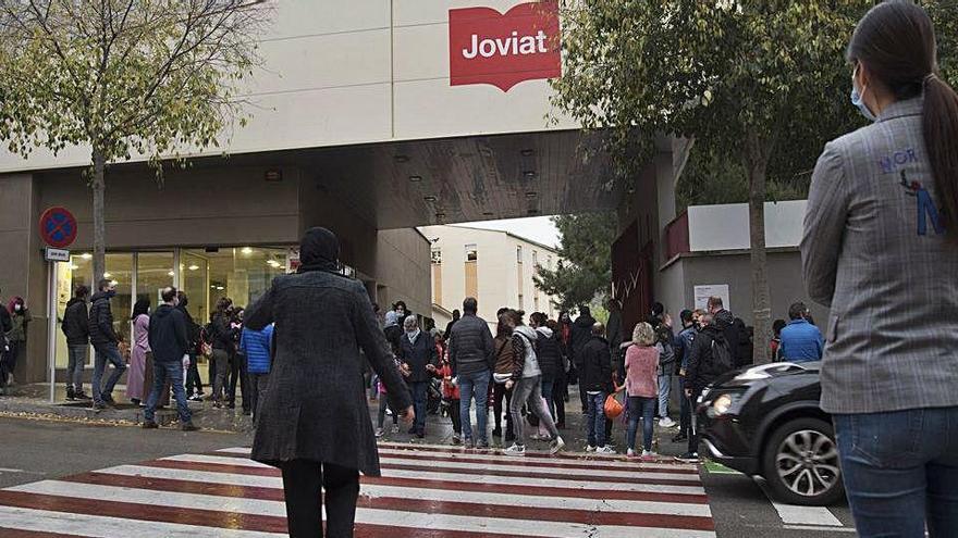 Entrada principal de l&#039;escola Joviat de Manresa a la Muralla de Sant Francesc, ahir |