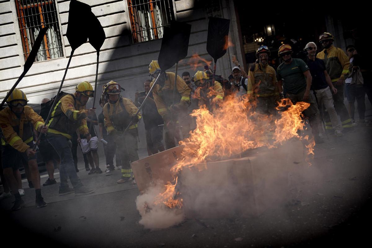 Concentración de bomberos forestales de la Comunidad de Madrid en el ministerio de Hacienda.