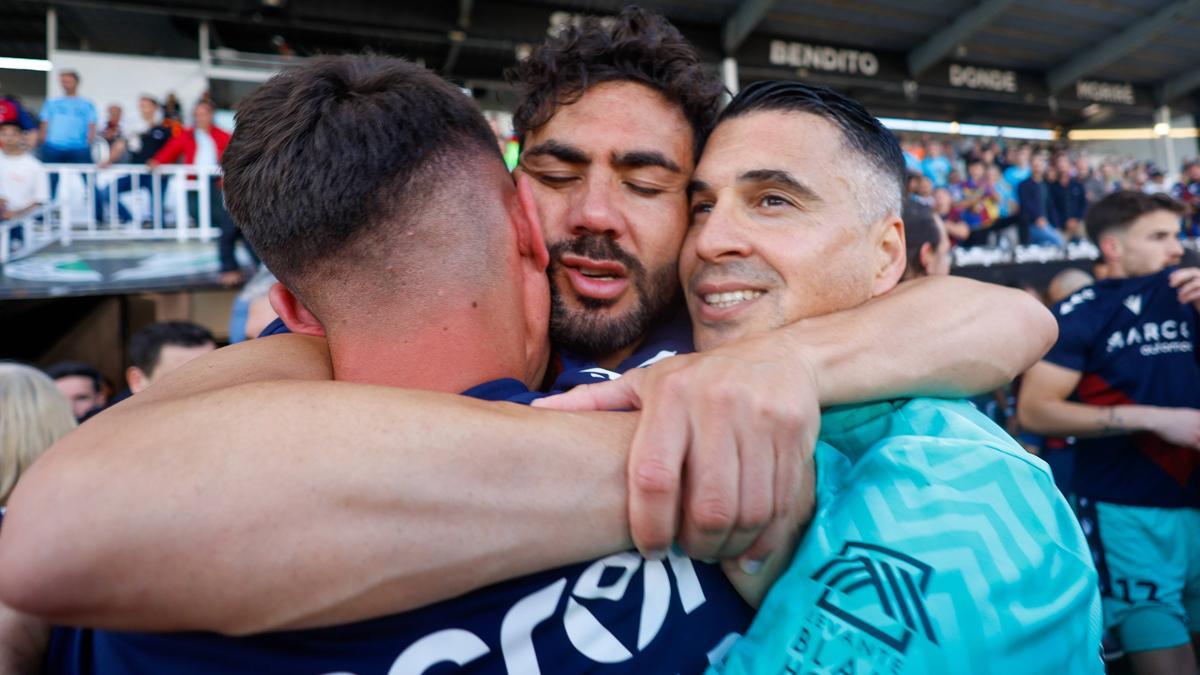 Iborra, abrazando a Andrés Fernández