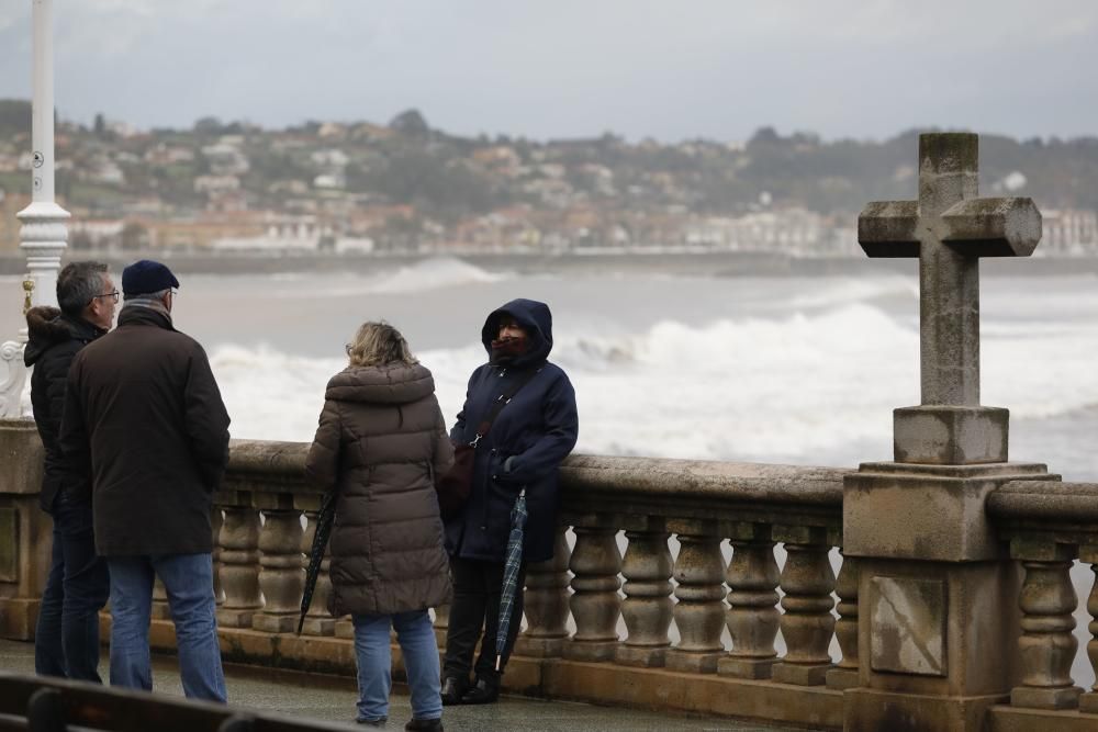 El tiempo en Asturias: borrasca Cecilia en Gijón