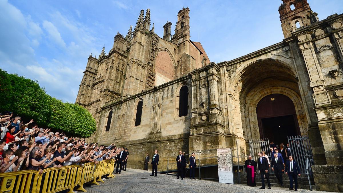 El rey y autoridades, a su salida de la exposición de Las Edades del Hombre en la catedral y público enfrente.