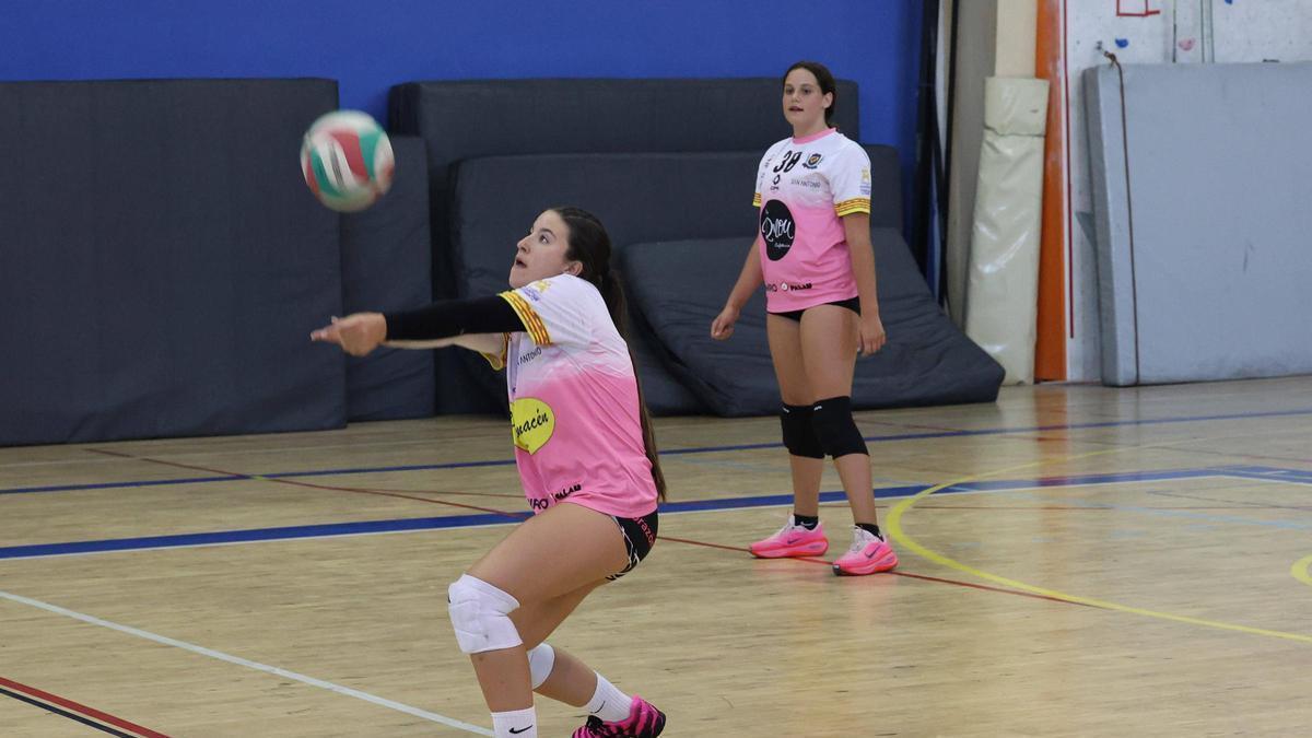 Todas las imágenes de las jornadas de tecnificación de vóley en el Polideportivo Es Viver