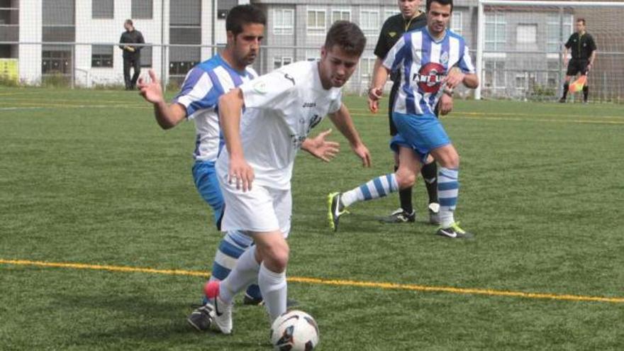 Un lance del partido jugado ayer en Eiroás entre el Covadonga y el Celanova. // Jesús Regal