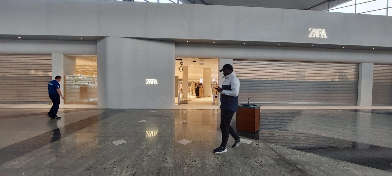 Así se ve ya la nueva tienda de Zara en Parque Principado, la mayor de Asturias y casi terminada