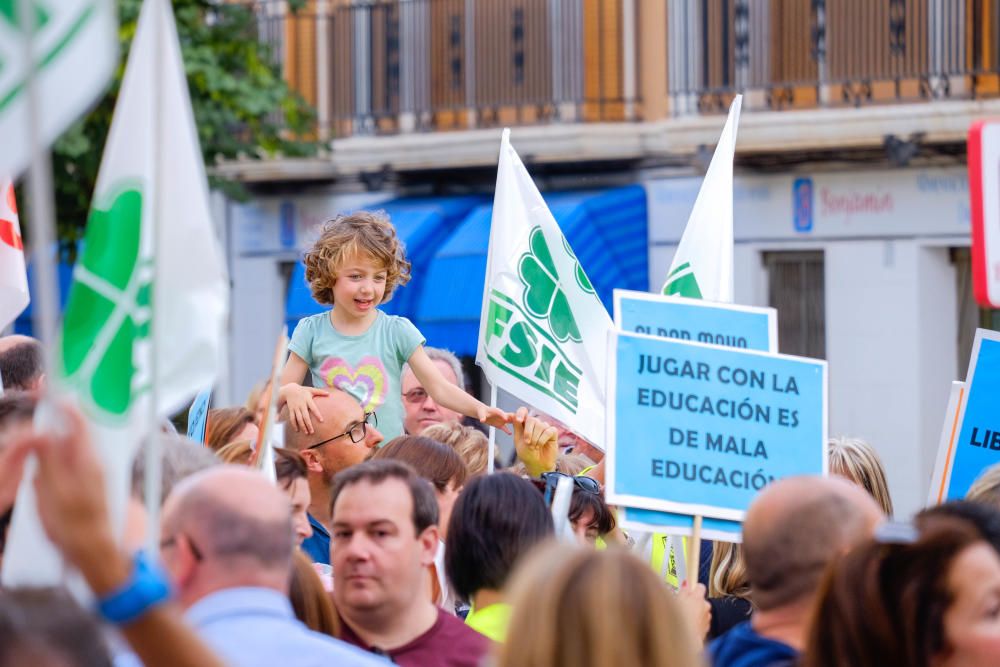 La educación concertada protesta en Elda contra los recortes del Consell